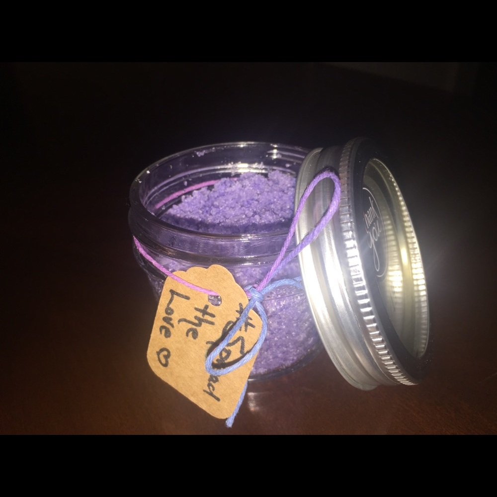 Grape lip scrub